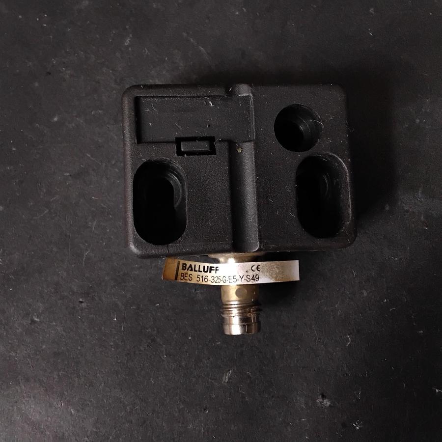 Used BALLUFF 516-325-G-E5-Y-S49 INDUCTIVE SNESOR ($20/EACH OBO)