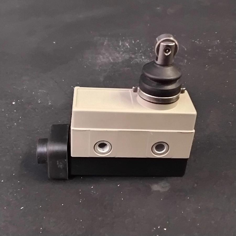 Used OMRON ZC-N2255 LIMIT SWITCH ($15.99 OBO)