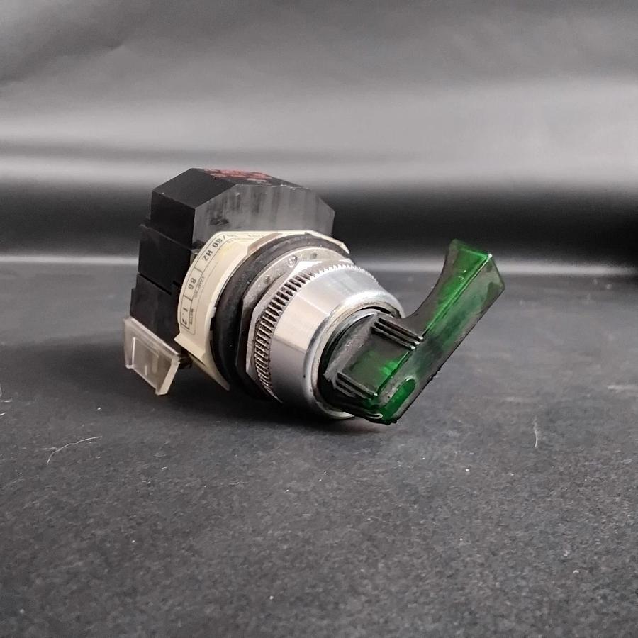 Used ALLEN BRADLEY 800T-16JX17KB7 SER T GREEN SELECTOR SWITCH ($25 OBO)