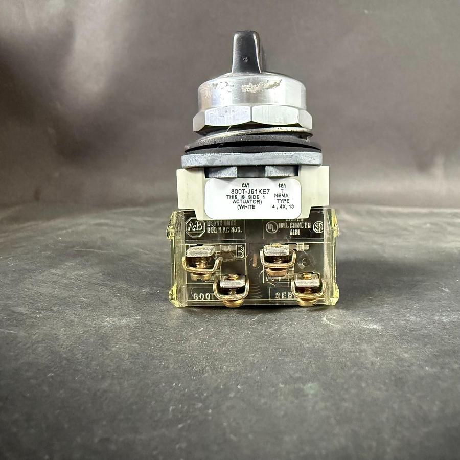 Used ALLEN BRADLEY 800T-J91KE7 SERIES T - SELECTOR SWITCH