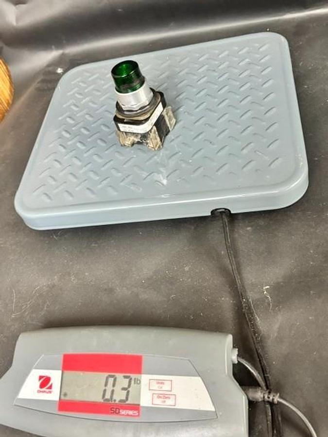 Used ALLEN BRADLEY 800T-QB24 SERIES T GREEN PUSHBUTTON SWITCH