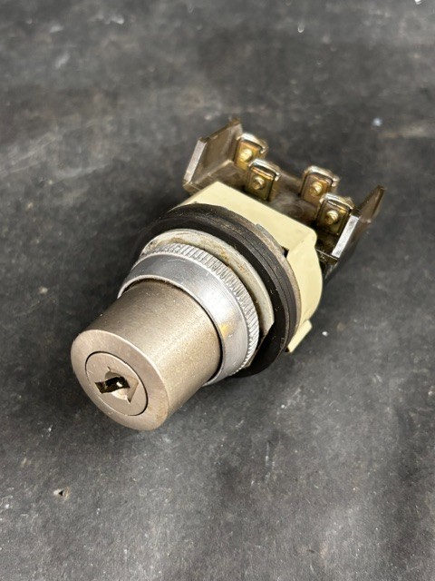 Used ALLEN BRADLEY 800T-H33 SERIES T KEY SELECTOR SWITCH ($15 OBO)