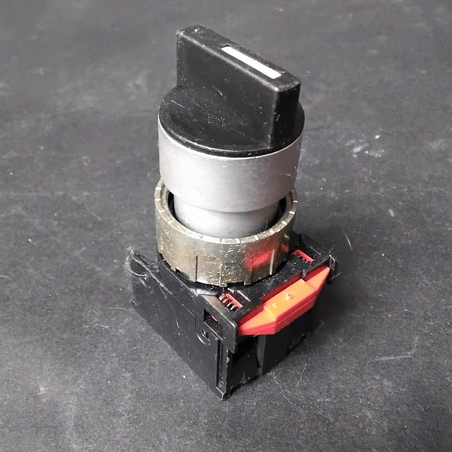 Used GENERAL ELECTRIC CR304XC11B PUSHBUTTON SWITCH ($15 OBO)