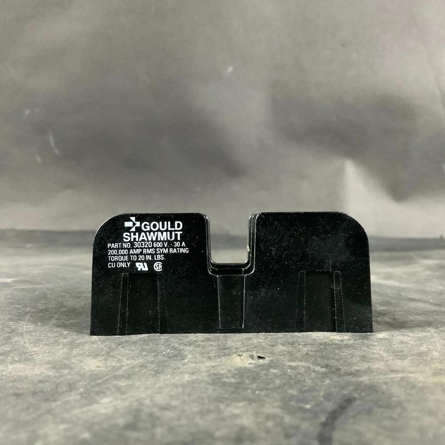 Used FERRAZ SHAWMUT 30321 FUSE BLOCK ($7 OBO)