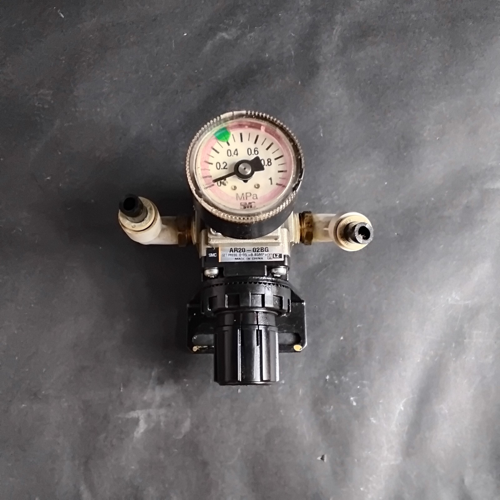 Used SMC AR20-02BG PNEUMATIC REGULATOR ($22 OBO)
