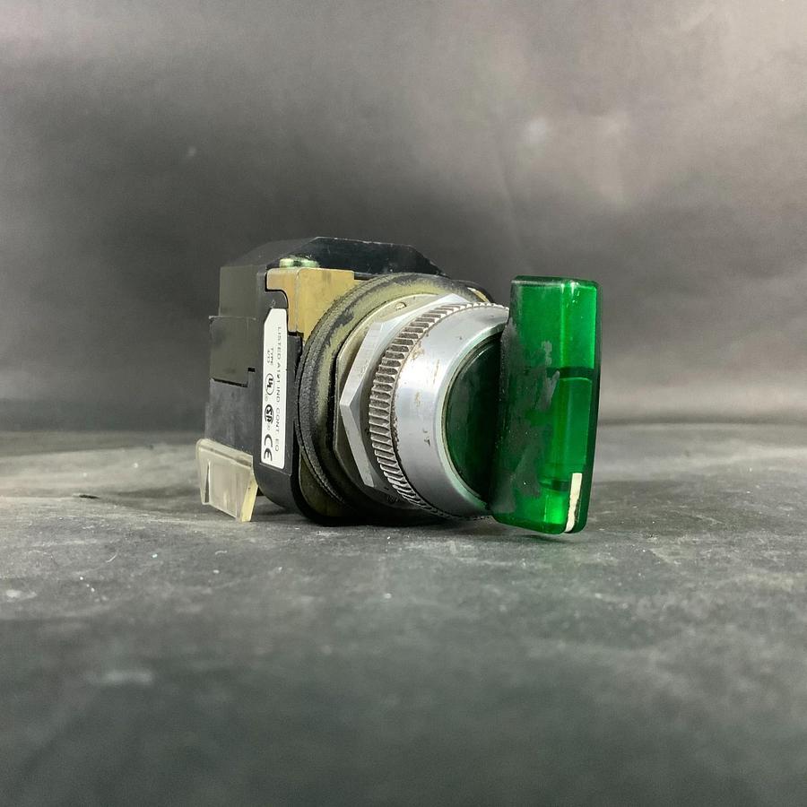 Used ALLEN BRADLEY 800T-16JG17KB7AX SER U GREEN SELECTOR SWITCH ($75 OBO)