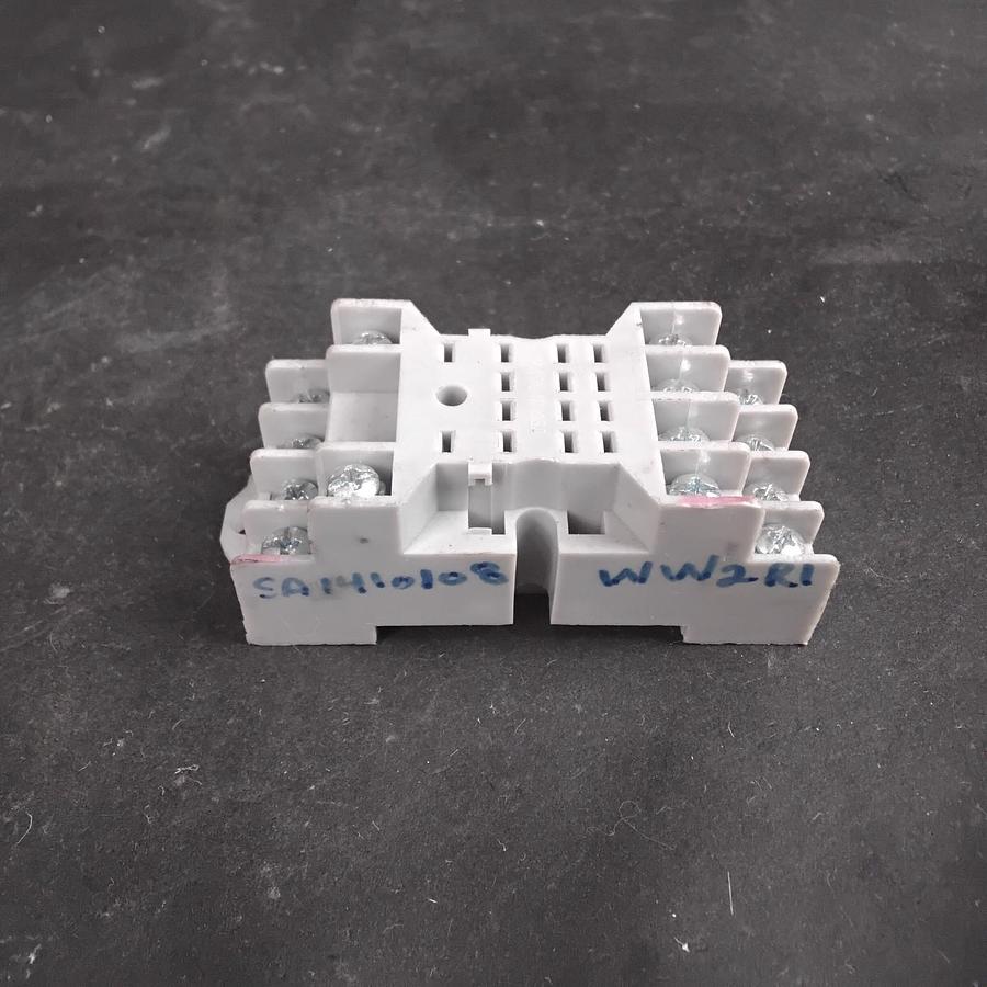 Used ALLEN BRADLEY 700-HN128 RELAY SOCKET ($6 OBO)