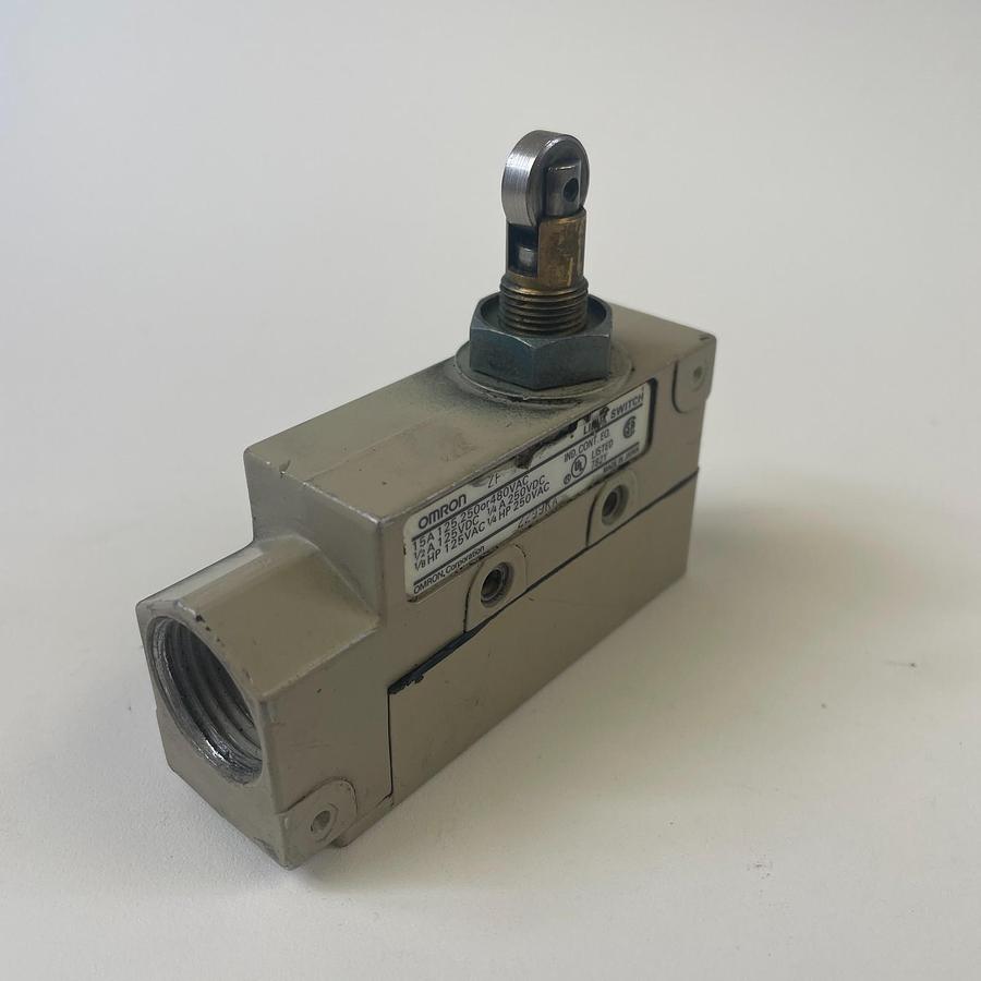 Used OMRON ZE-Q22-2S ENCLOSED LIMIT SWITCH INDUSTRIAL POSITION SENSOR OEM