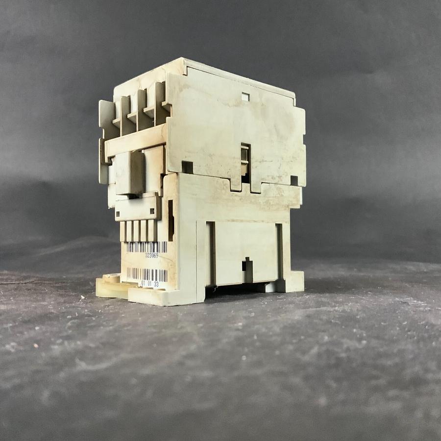 Used ALLEN BRADLEY 100-C09*10 COIL RELAY ($65 0B0)