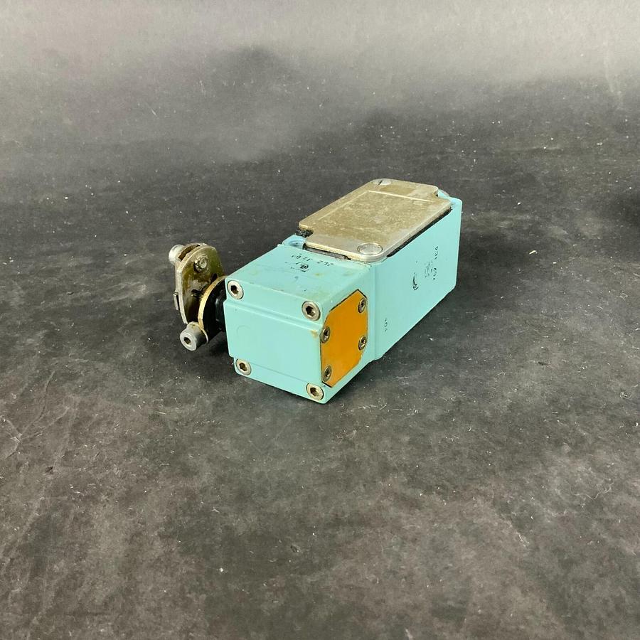 Used TELEMECANIQUE XC2-JC LIMIT SWITCH + ZC2 JE04 HEAD ($25 OBO)