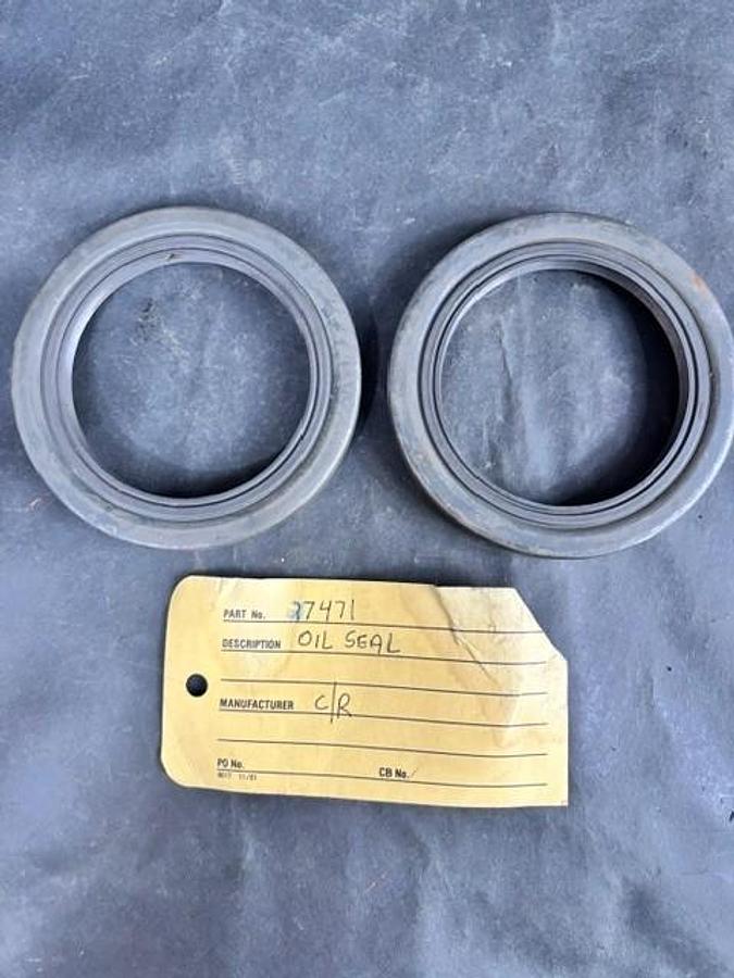 Used CHICAGO RAWHIDE 27471 OIL SEAL - GROUP OF 2