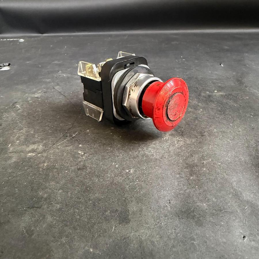 Used ALLEN BRADLEY 800TC-FX6D45 RED PUSHBUTTON ($25 OBO)