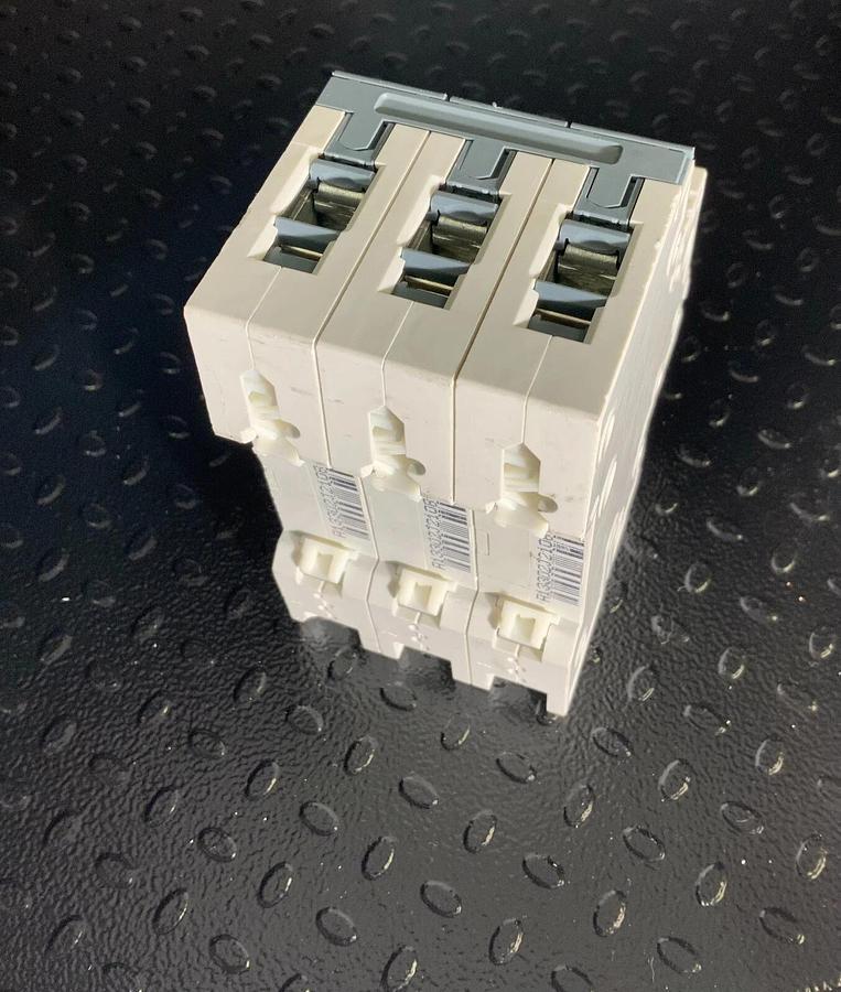 Used SIEMENS 5SY4313-5 ($105.59/EACH OBO)