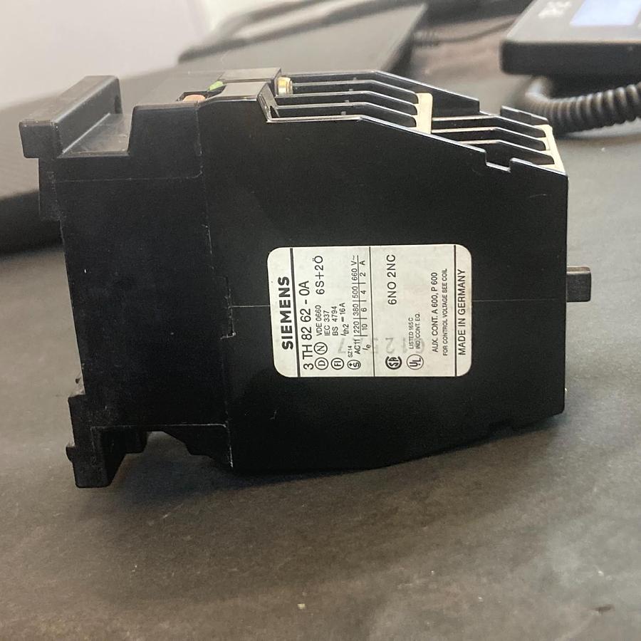 Used SIEMENS 3TH8262-0A CONTACTOR 24V 50/60HZ ($30 OBO)