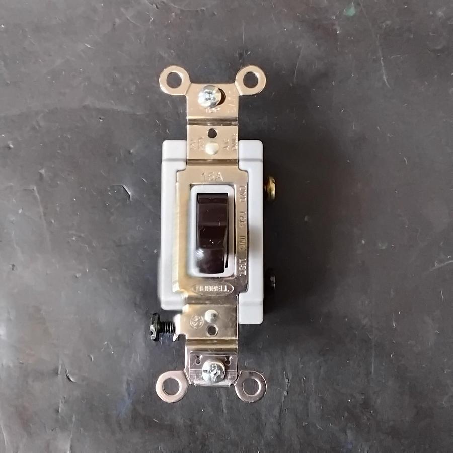 Used HUBBELL 120-277V TOGGLE SWITCH ($7 OBO)