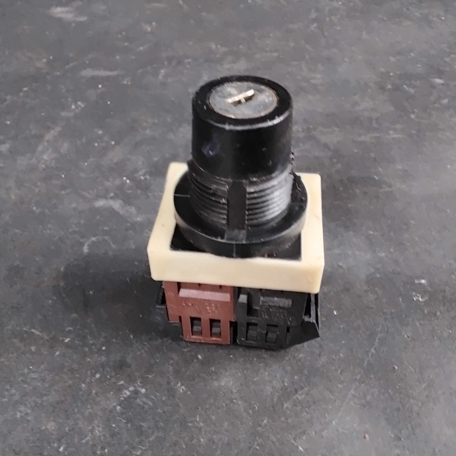 Used FUJI ELECTRIC AH25-P2 SELECTOR SWITCH ($13 OBO)