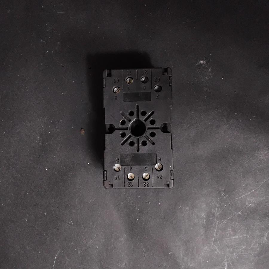 Used ALLEN BRADLEY 700-HN100 RELAY SOCKET ($8 OBO)