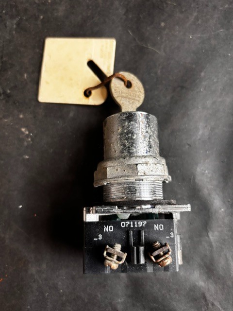 Used CUTLER-HAMMER 10250T KEYED SELECTOR SWITCH ($17 OBO)