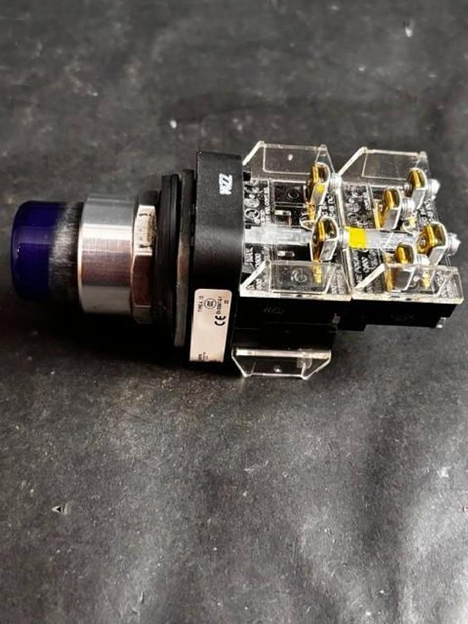 Used ALLEN BRADLEY 800T-QBH24B SERIES T BLUE PUSHBUTTON SWITCH ($17 OBO)