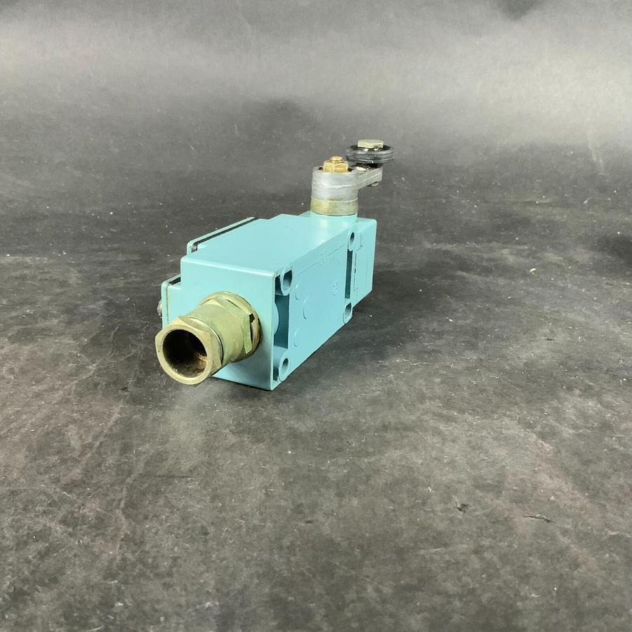 Used TELEMECANIQUE XCK-J LIMIT SWITCH + ZCK E05 HEAD ($17 OBO)