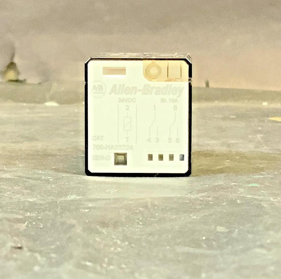 Used ALLEN BRADLEY 700-HA32Z24-SERIES D ($14 OBO)