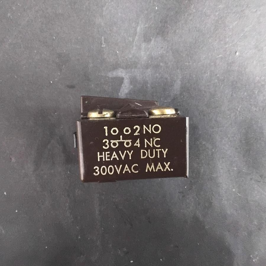 Used ALLEN-BRADLEY 800TXM CONTACT BLOCK ($8 OBO)
