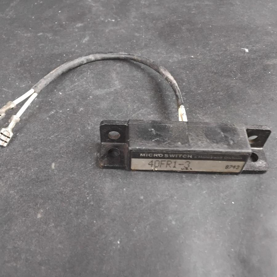 Used HONEYWELL 40FR1-3 PROXIMITY REED SENSOR ($30 OBO)