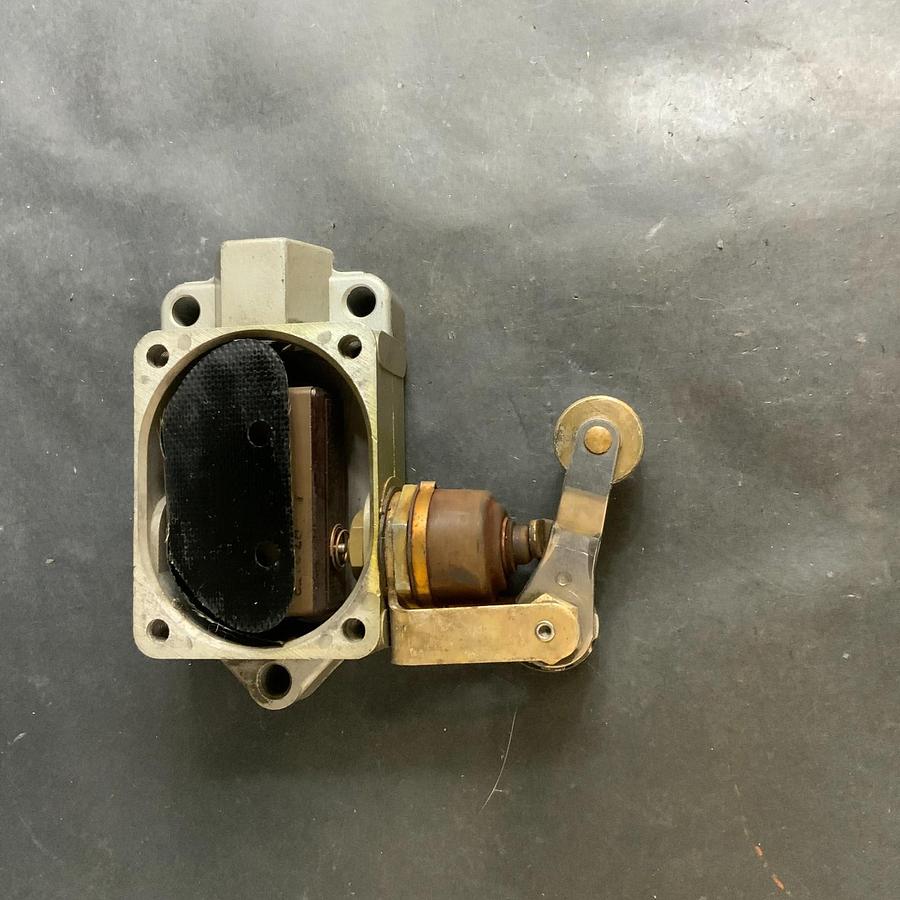 Used HONEYWELL MICROSWITCH BAF1-2RN2-RH SNAP ACTION ROLLER SWITCH ($60 OBO)