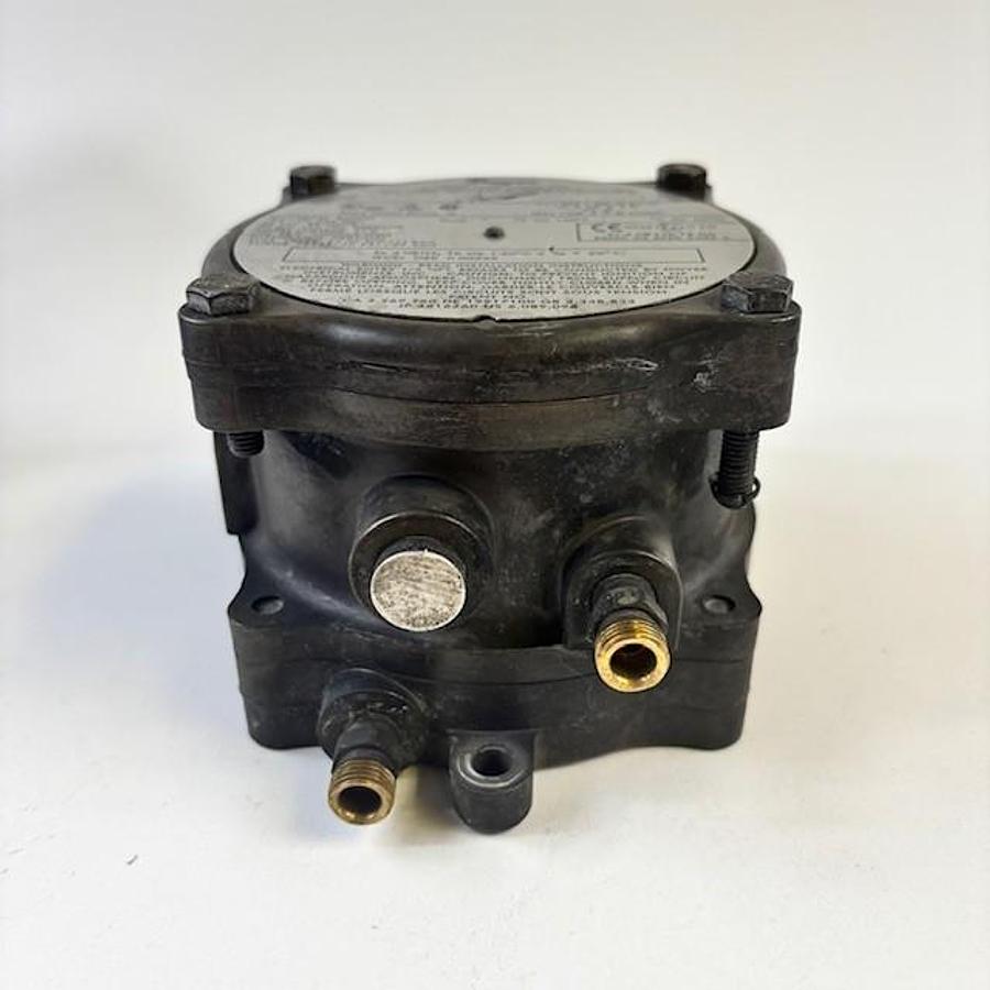 Used DWYER 1950G-1-B-120 PRESSURE SWITCH