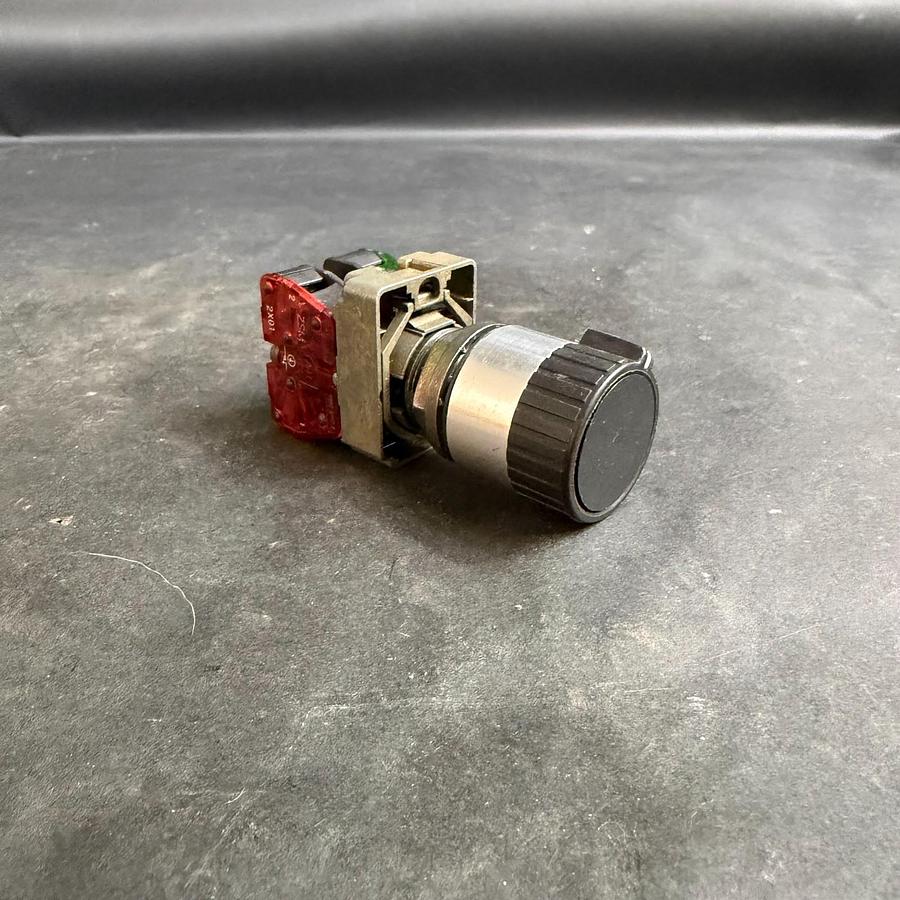 Used ALLEN BRADLEY 800E-2X01, 800E-2X10 BLACK SWITCH ($25 OBO)