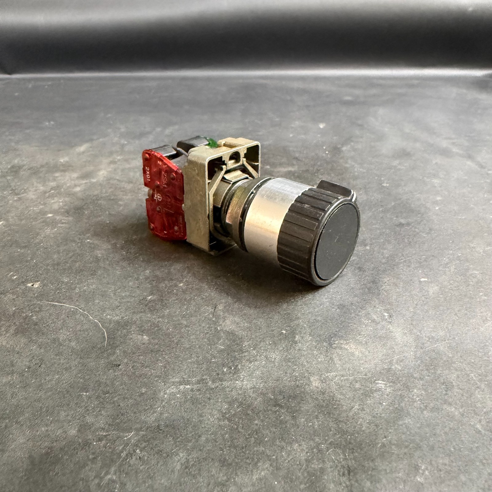 Used ALLEN BRADLEY 800E-2X01, 800E-2X10 BLACK SWITCH ($25 OBO)