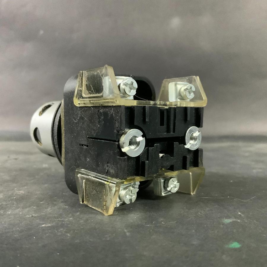 Used ALLEN BRADLEY 800T-QA10G GREEN PUSHBUTTON ($30 OBO)