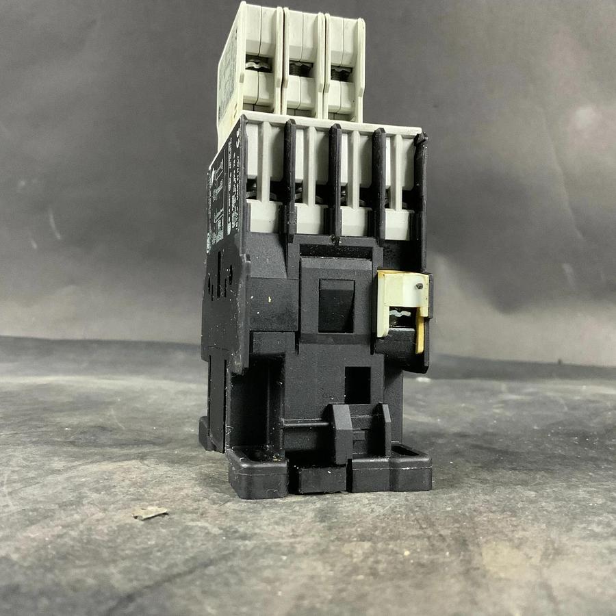 Used GENERAL ELECTRIC RL4RA040T CONTACTOR W/ BCLF10 AUX CONTACT ($40 OBO)