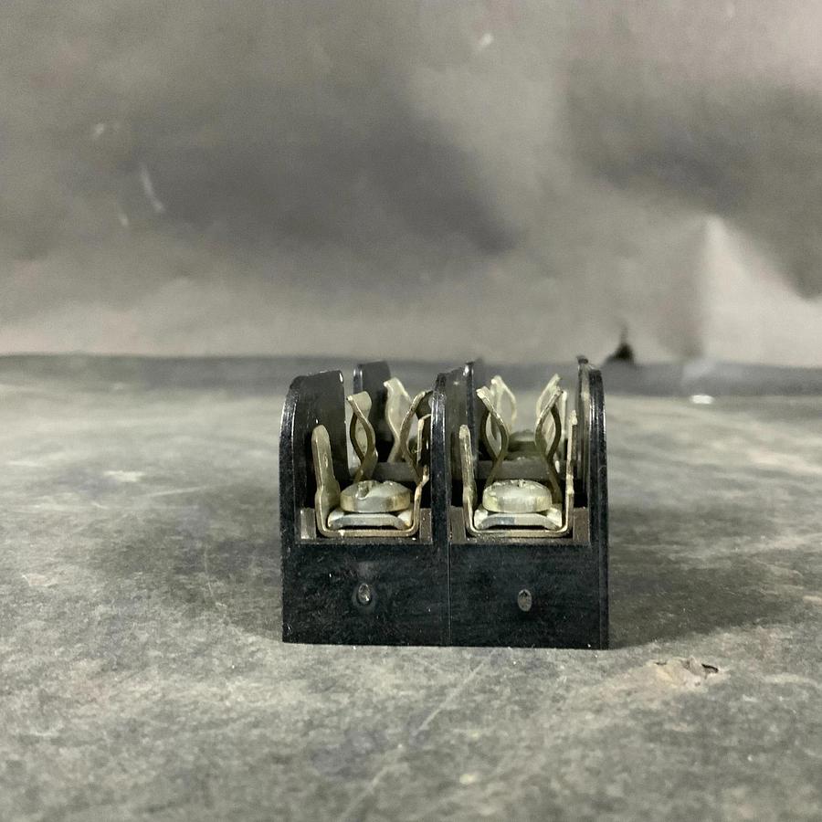 Used FERRAZ SHAWMUT 30321 FUSE BLOCK ($7 OBO)