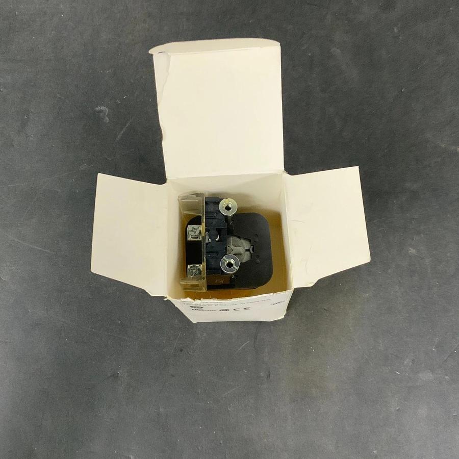 ALLEN BRADLEY 800T-D9D2 MOMENTARY PUSHBUTTON ($65 OBO)