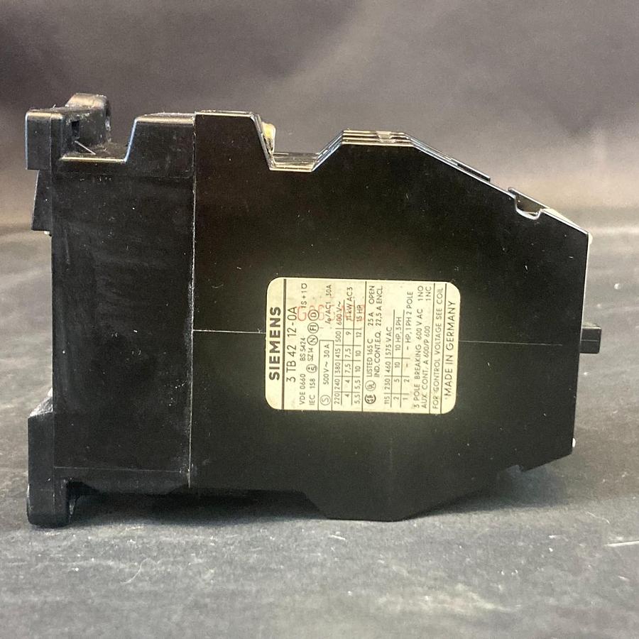 Used SIEMENS 3TB42-12-0A 24V 50/60HZ CONTACTOR ($13 OBO)