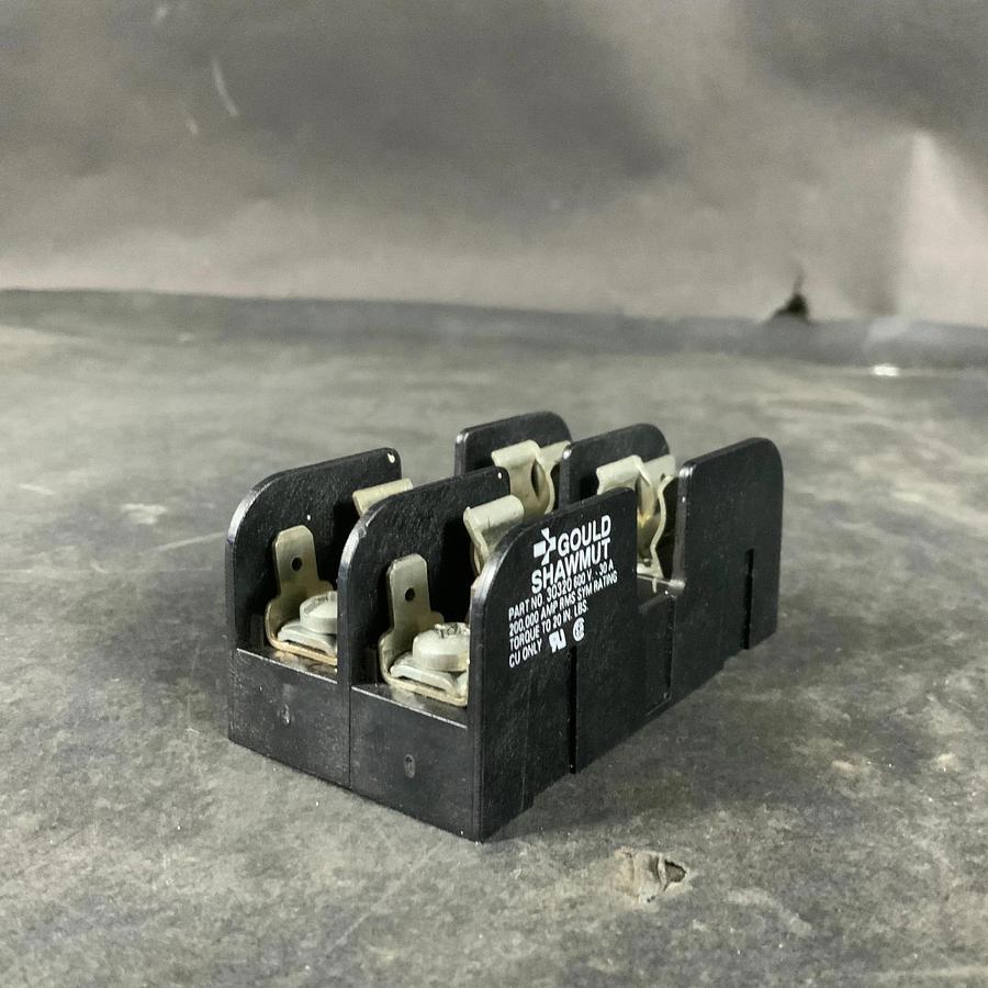 Used FERRAZ SHAWMUT 30321 FUSE BLOCK ($7 OBO)