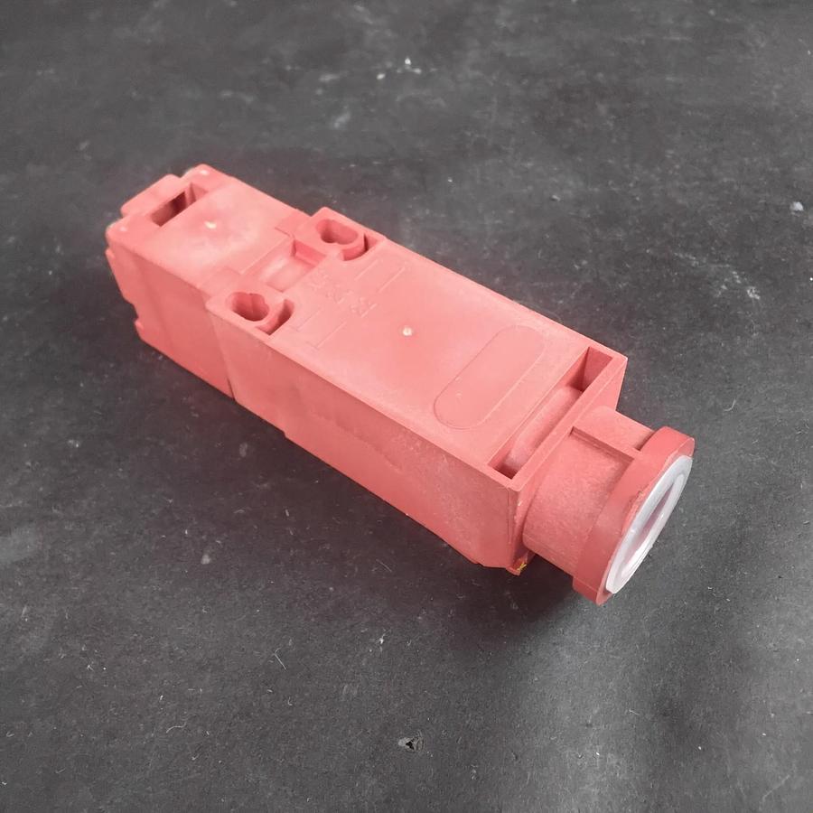 Used TELEMECANIQUE XCK-P591H7 SAFETY INTERLOCK SWITCH ($25 OBO)