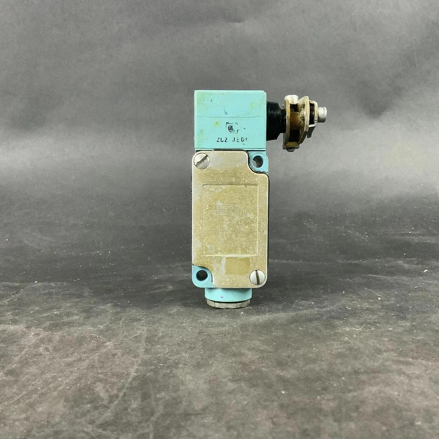 Used TELEMECANIQUE XC2-JC LIMIT SWITCH + ZC2 JE04 HEAD ($25 OBO)