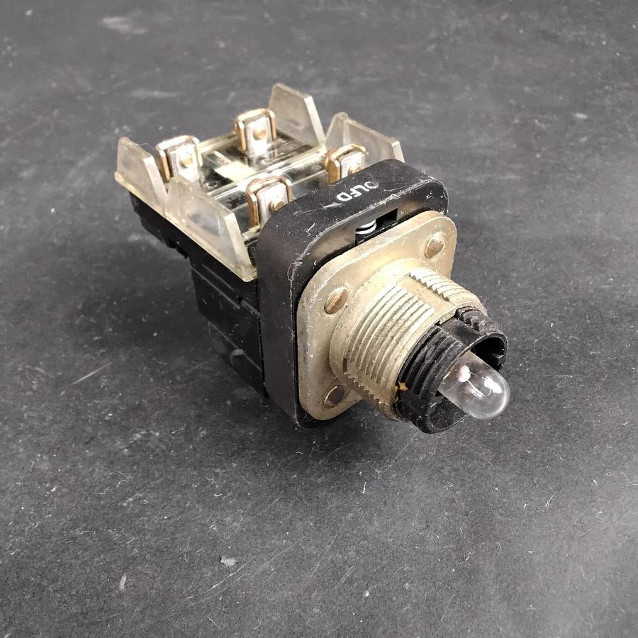 Used ALLEN BRADLEY 800T-FXP16D4 SERIES T PUSHBUTTON - NO LENS ($15 OBO)