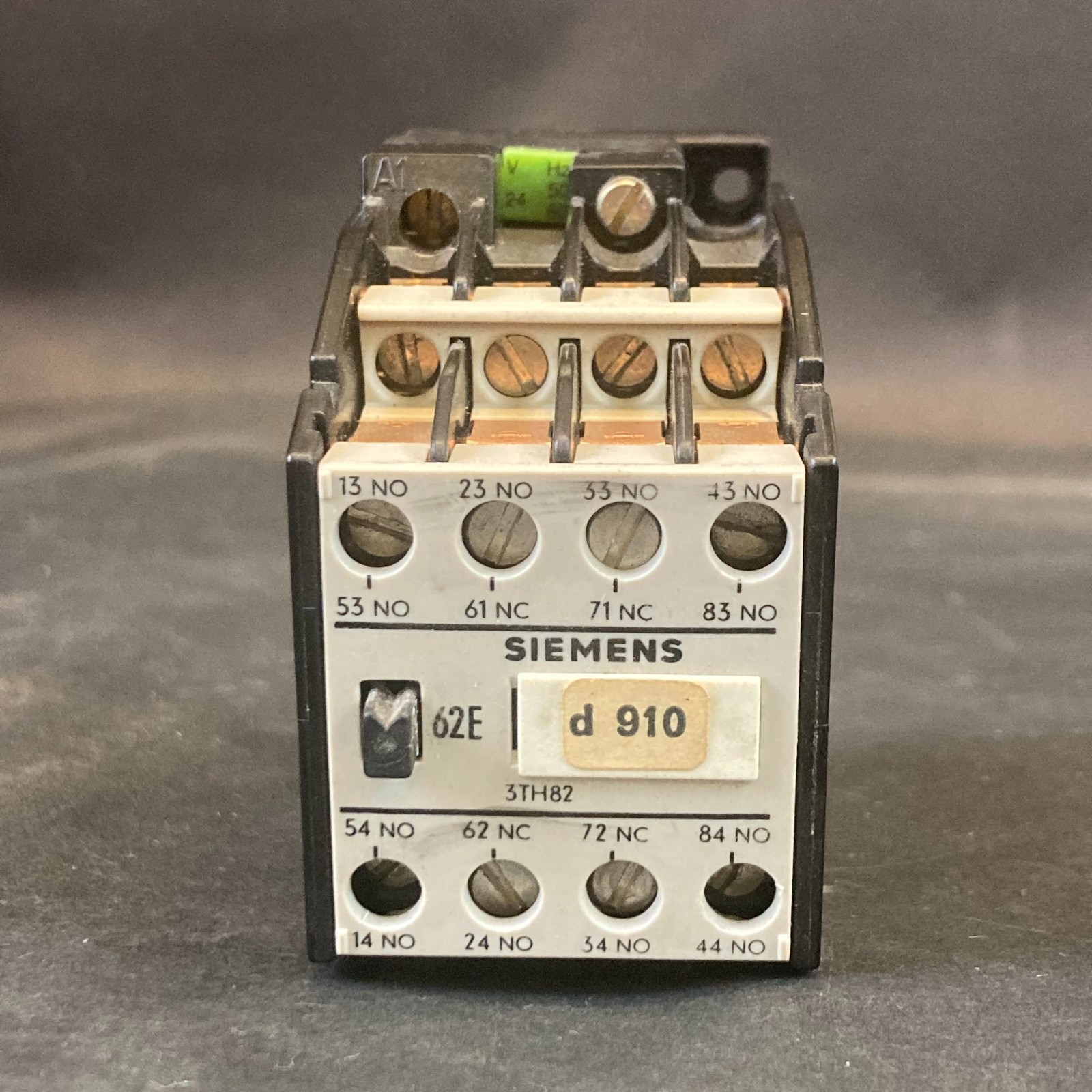 Used SIEMENS 3TH8262-0A CONTACTOR 24V 50/60HZ ($30 OBO)
