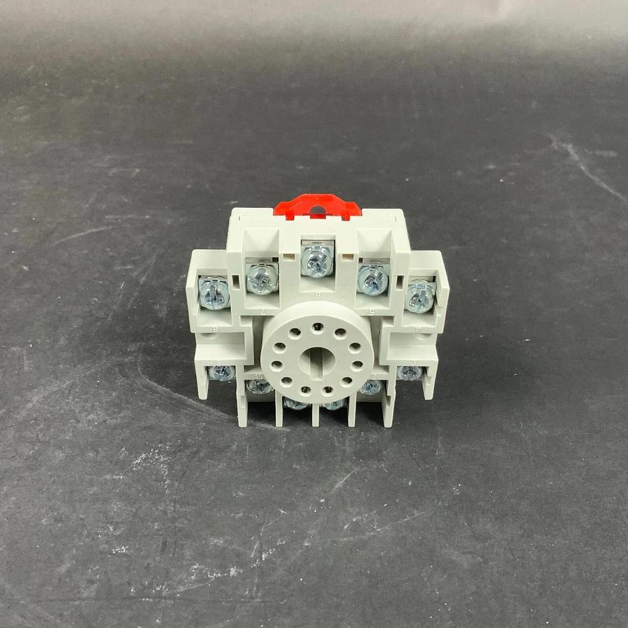 EATON DP3A3-A2 11 PIN RAIL RELAY SOCKET - NEW ($9 OBO)