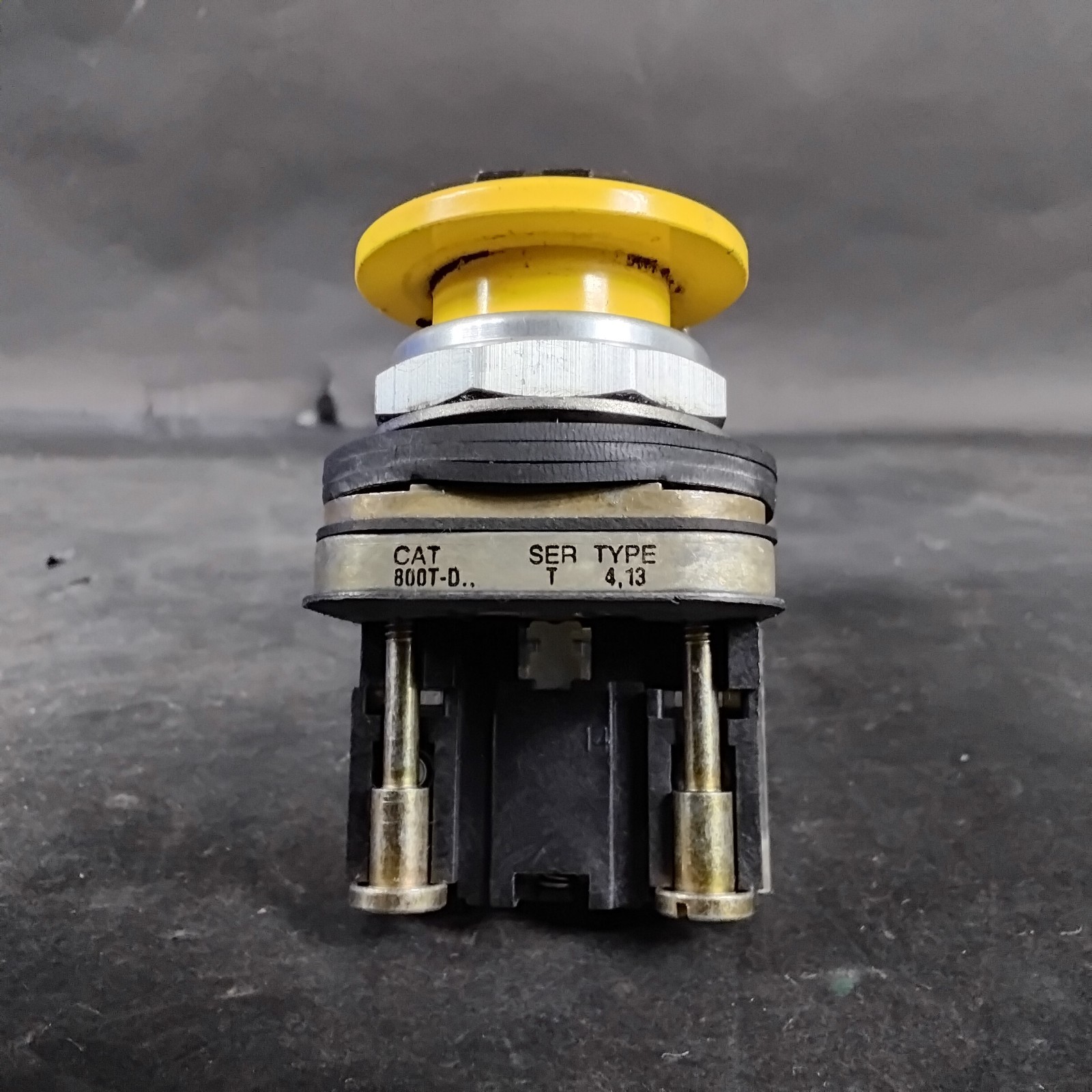 Used ALLEN BRADLEY 800T-D SERIES T YELLOW PUSHBUTTON ($35 OBO)