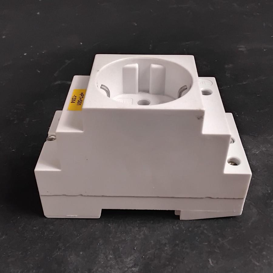 Used SIEMENS 5TE6700 DIN RAIL SOCKET  ($14 OBO)