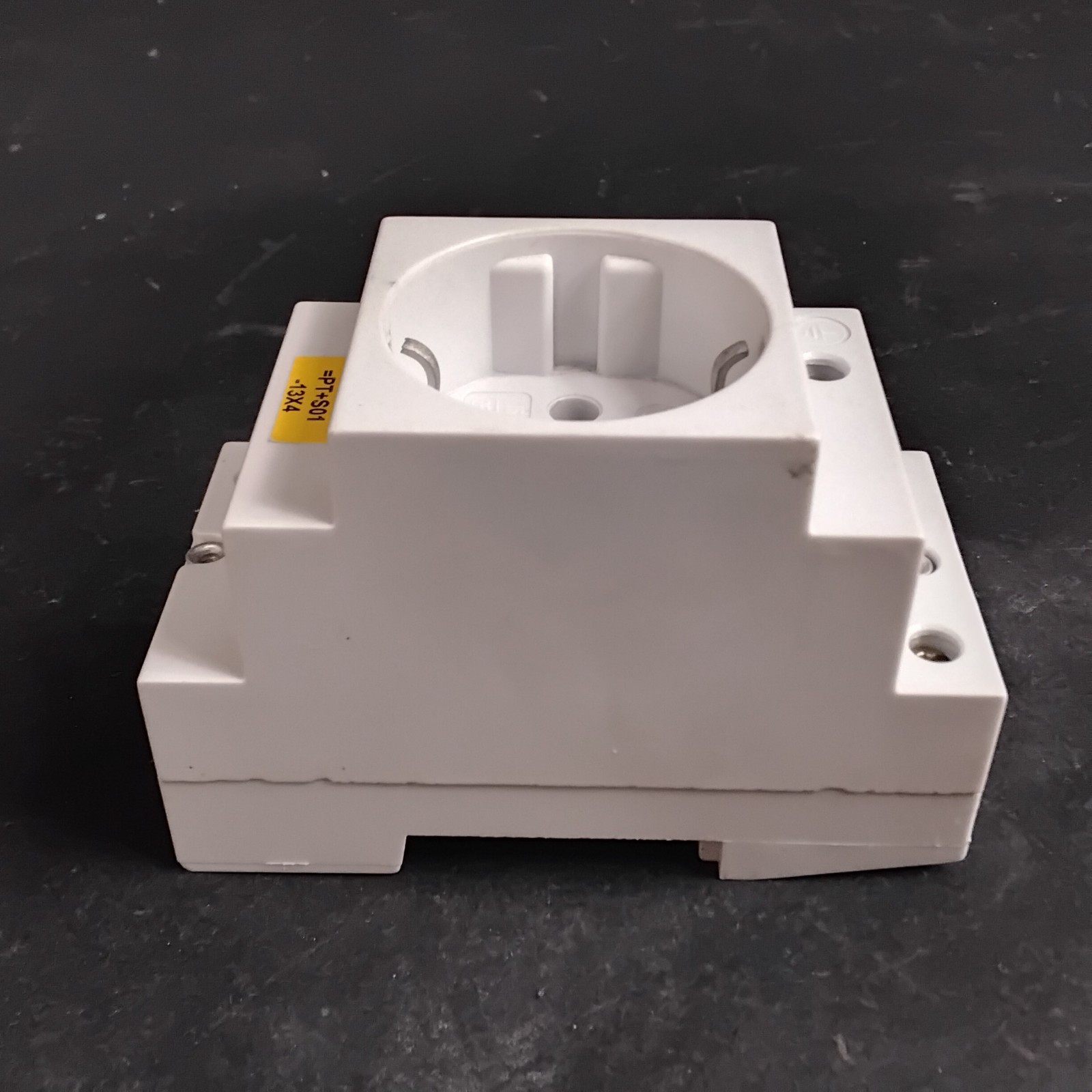 Used SIEMENS 5TE6700 DIN RAIL SOCKET  ($14 OBO)
