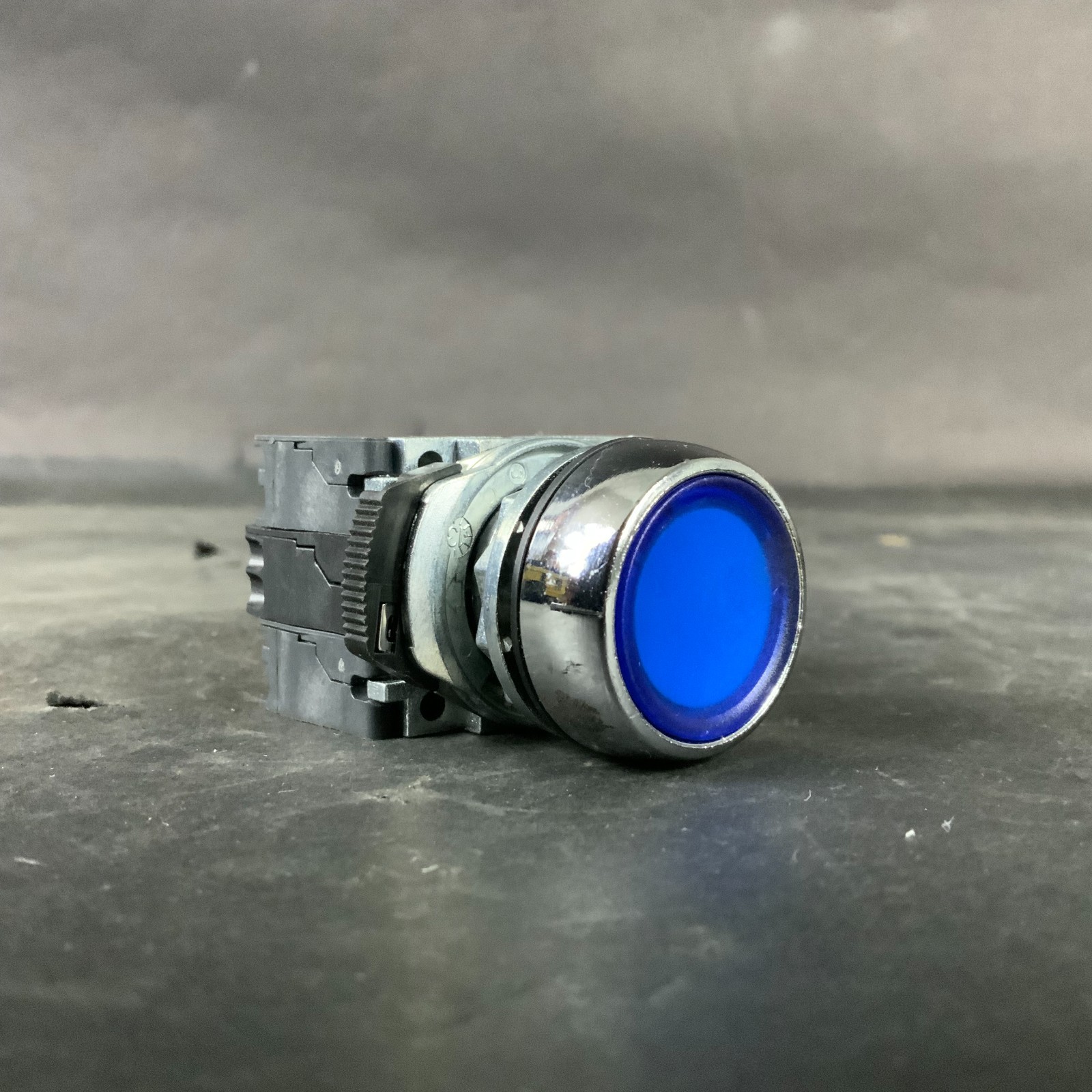 Used ALLEN BRADLEY 800F-Q10 SERIES A BLUE PUSHBUTTON ($25 OBO)