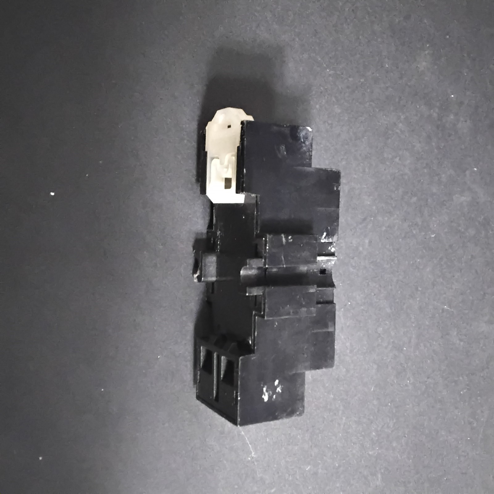 Used ALLEN BRADLEY 700-HN116 SERIES B RELAY BASE ($5 OBO)