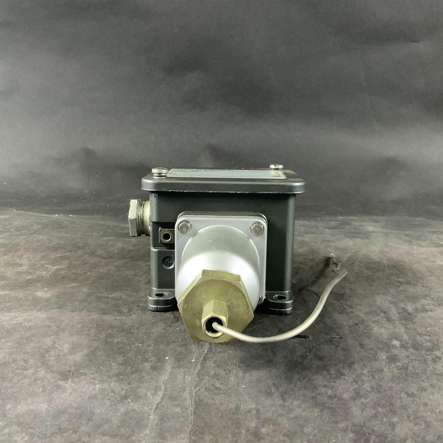 Used UNITED ELECTRIC E105-3BS-9027 TEMPERATURE SWITCH ($50 OBO)