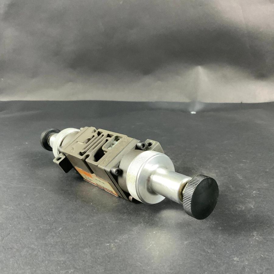 NUMATICS 081RD100J016Y00 PNEUMATIC REGULATOR ($15 OBO)