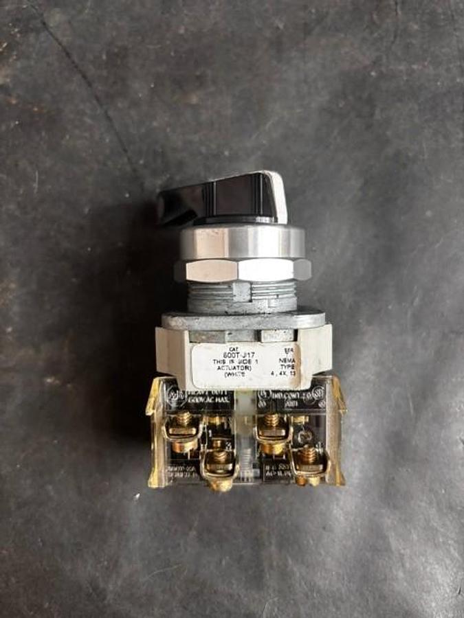 Used ALLEN BRADLEY 800T-J17 SELECTOR SWITCH ($15 OBO)